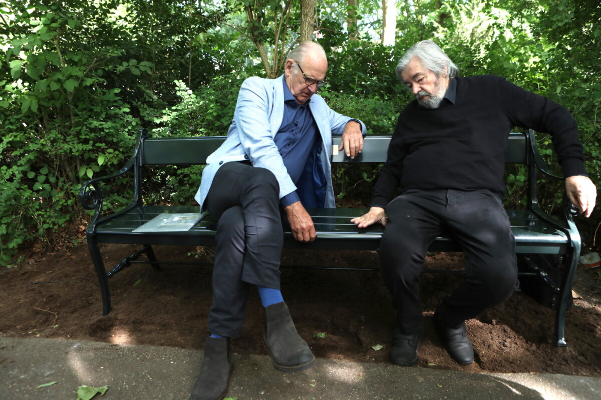 Vrienden Philip Freriks en Maarten van Rossem, met achter Philip - deels zichtbaar - het messing plaatje. Foto: TvdB