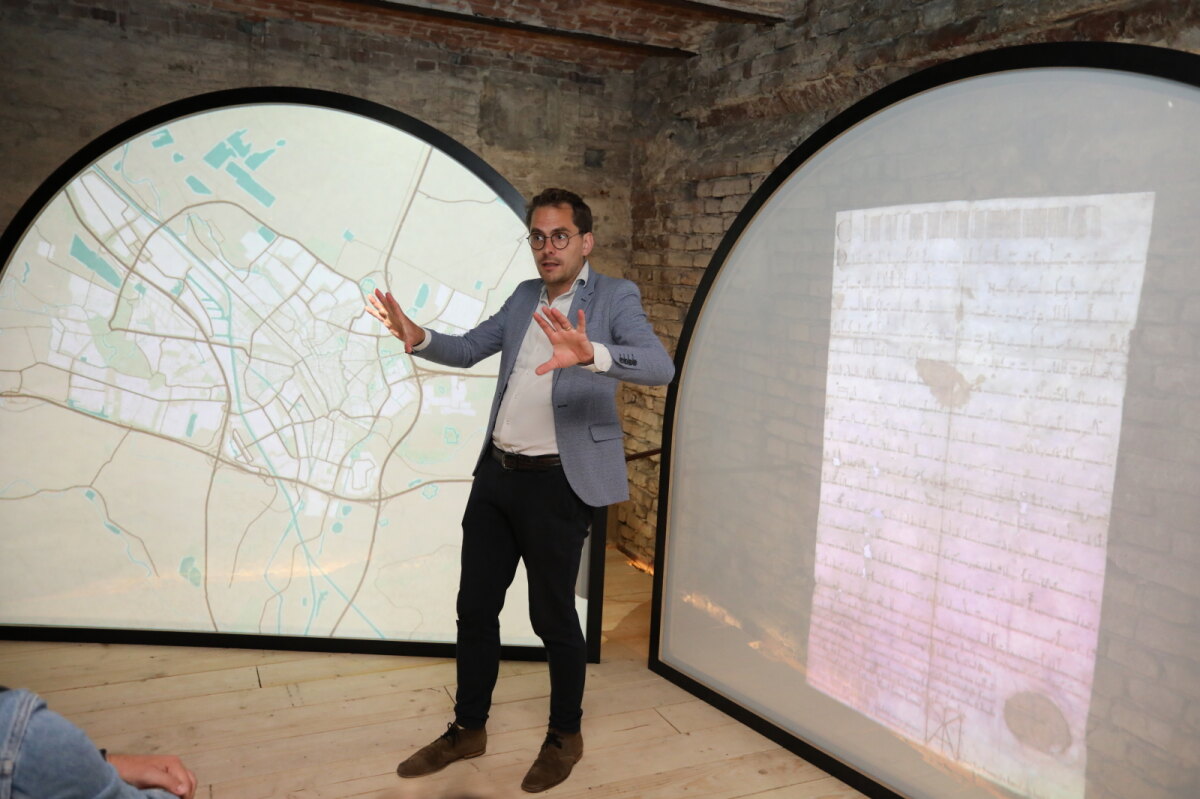 Projectleider Tijn Pieren van DomUnder geeft tekst en uitleg. Foto: Ton van den Berg