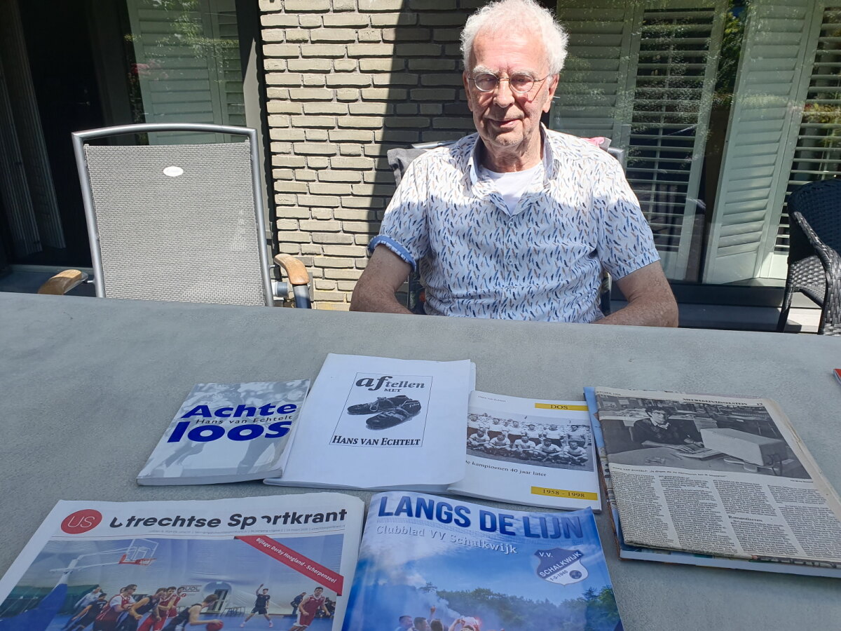 Van Echtelt en een aantal publicaties van zijn hand. Foto: Ton van den Berg