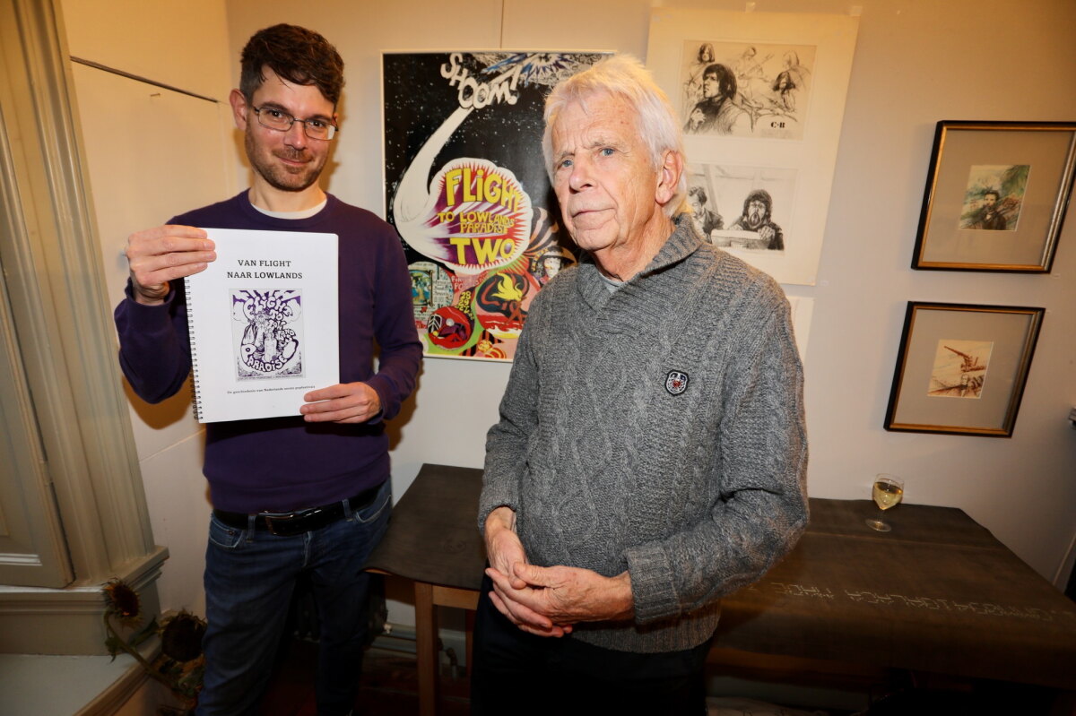 Patrick Bakkenes met Arne Zuidhoek die de poster voor de tweede Flight in 1968 ontwierp. foto: Ton van den Berg