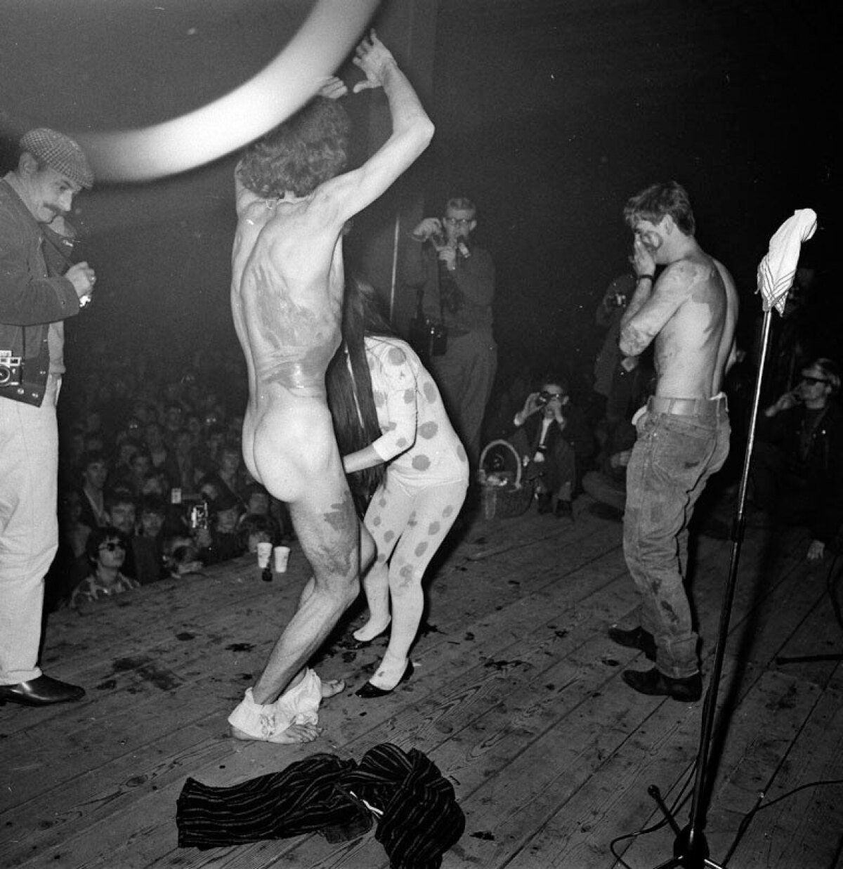 Tijdens de eerste Flight (1967). De later wereldberoemde Yayoi Kusama beschildert een naakte bezoeker op het podium. Foto: archief Bakkenes