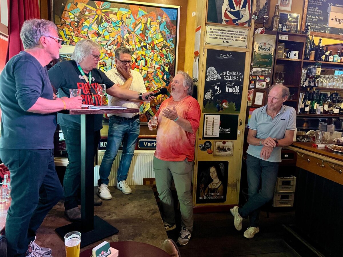 Bert Wagendorp, Jeroen Wielaert, Ronald Bezemer, Hans Spek man en Maarten Ducrot in café Willem Slok. Foto: Michael Kooren