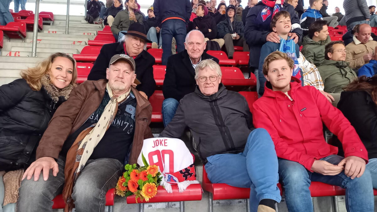Frank Slijper in Vak P in 2022 bij de lege stoel van zijn moeder die dat jaar overleed. Op de tweede rij Ad van Liempt (links) en Ton de Ruiter. Foto: Hans van Echtelt