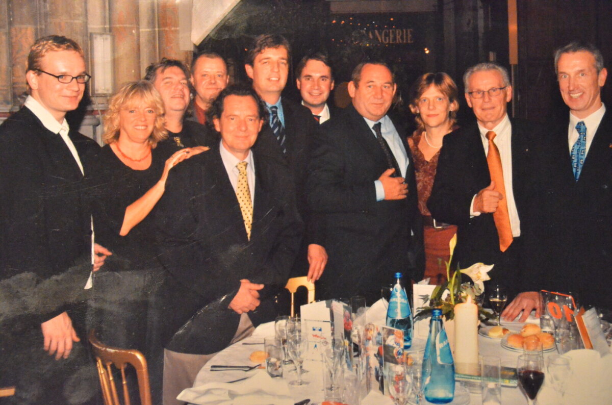 De groepsfoto in Den Bosch met o.a. Loes, René Verhulst, Jan Hagen, Jan Janssen, Fedor den Hertog, Frank en Madeleine Ponten. Foto: JW
