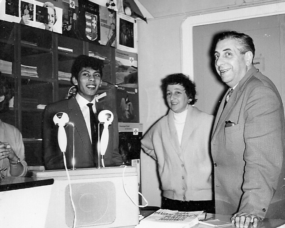 Riem de Wolff in de platenzaak van Max van Praag aan de Steenweg in Utrecht in de jaren 60. Foto: boek Max van Praag