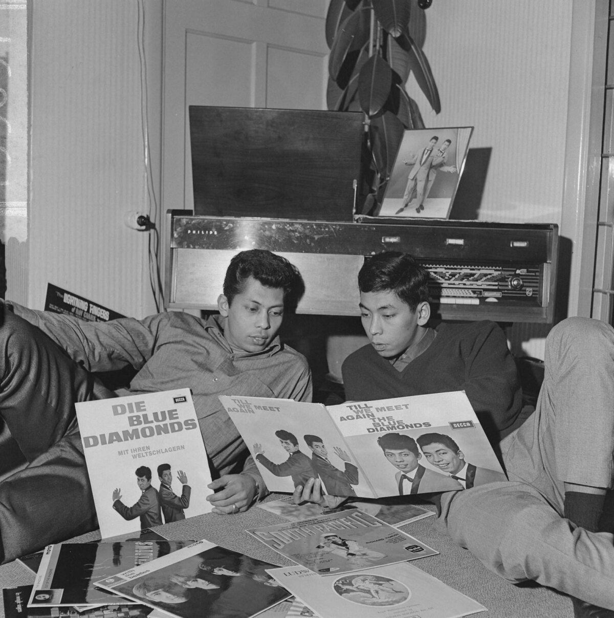 De Blue Diamonds thuis in 1964 met hun eigen elpees. Foto: Jean Smulders / Anefo