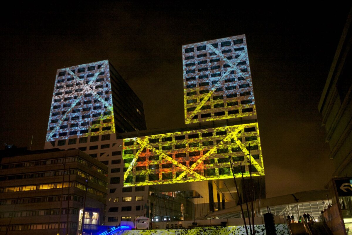 Lichtprojecties op het Stadskantoor, 100 dagen voor de Tourstart, in maart 2015. Foto: Ton van den Berg