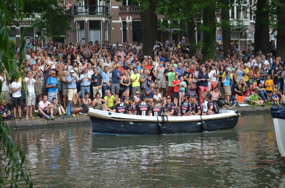 De ploegenpresentatie per boot bij het Lepelenburg, hier met team Giant-Alpecin,
de ploeg van Dumoulin. Foto: J. Wielaert
