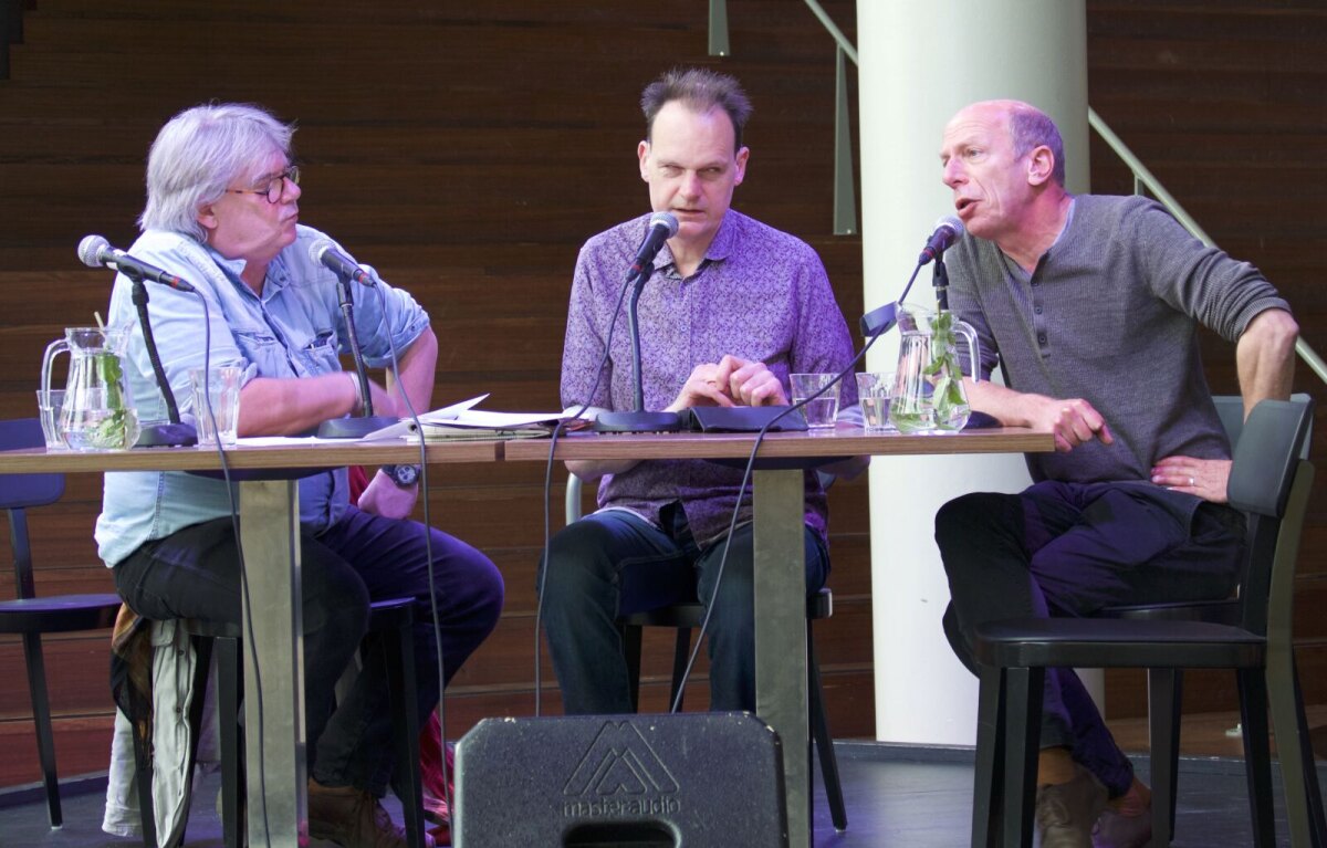 Jeroen Wielaert tijdens BijWie met Vincent Bijlo en Harm Lambers directeur van Theater Kikker (overleden in 2021). Foto: Ton van den Berg
