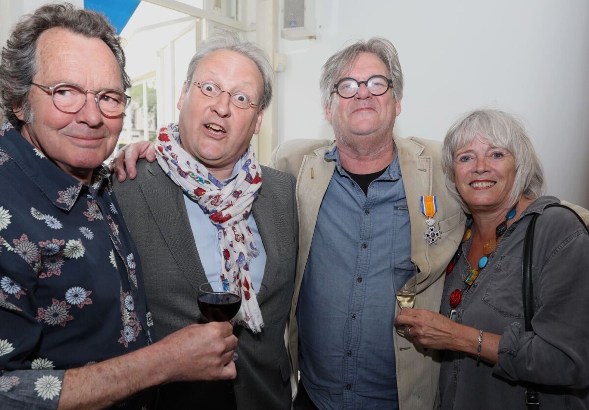 Lintjesregen, met van links naar rechts Frank Ponten, Jan Fokkens, de ridder en Loes Noy. Foto: Ton van den Berg