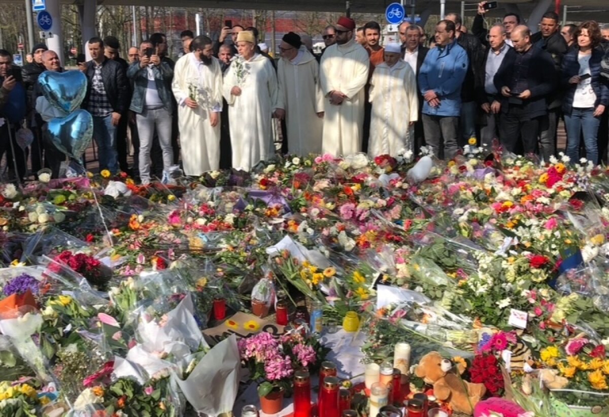 Islamitische gebedsvoorgangers bij de bloemenzee. Foto: J. Wielaert