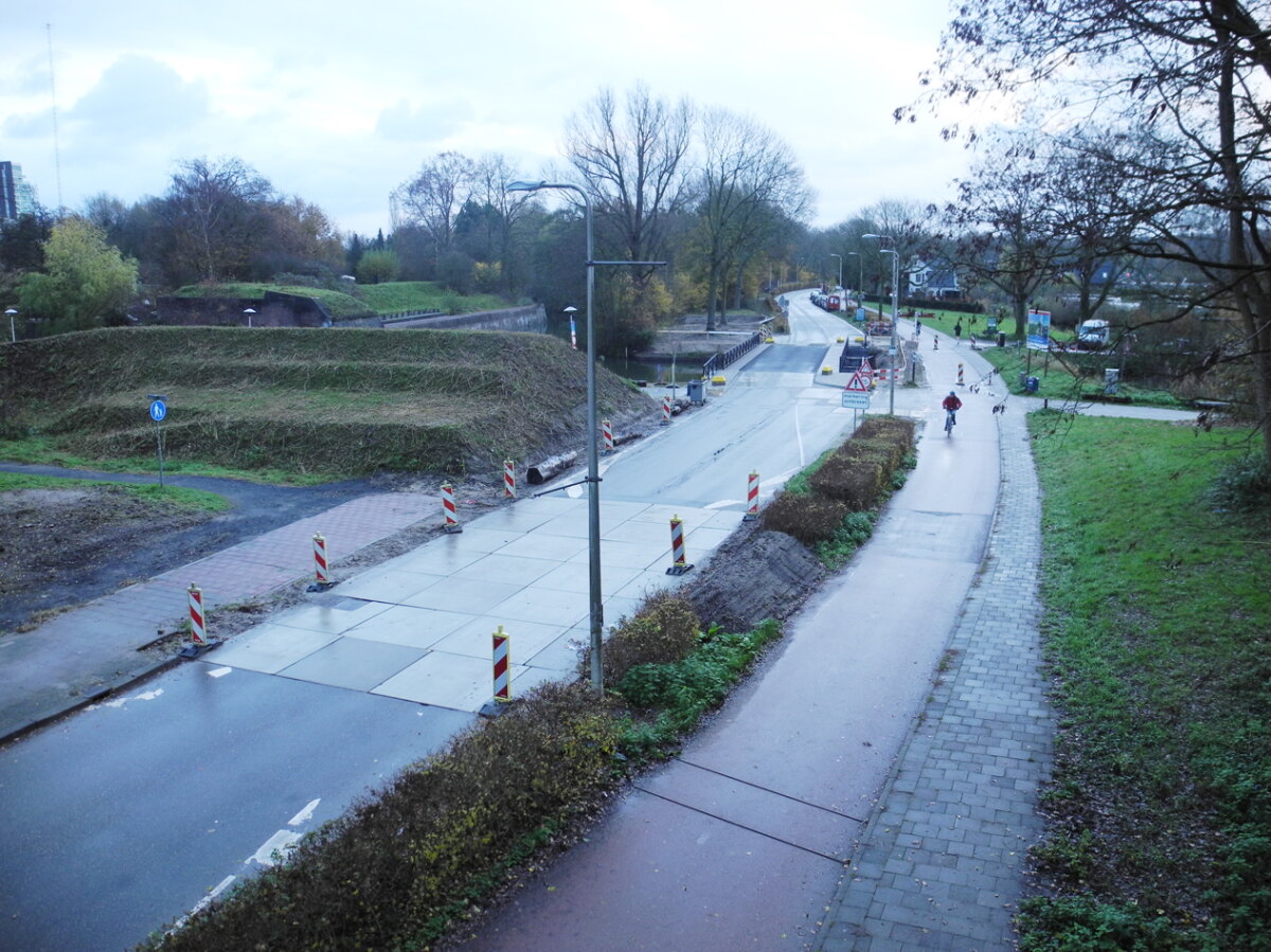 Het verschil in breedte tussen de oude en de nieuwe Koningsweg is duidelijk te zien. Foto: J. van Waert