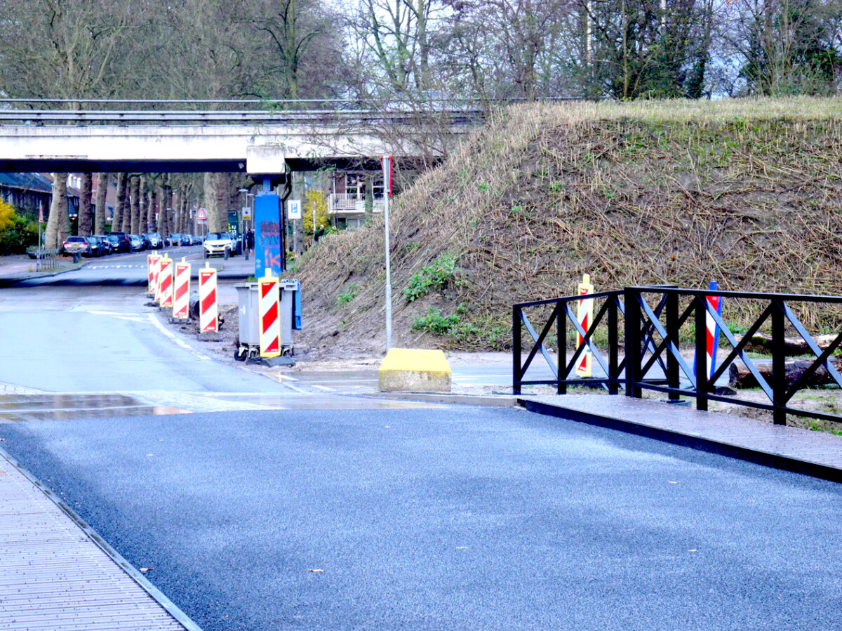 De traverse (grasdijk) ligt vlak voor de Waterlinieweg. Foto: J. van Waert