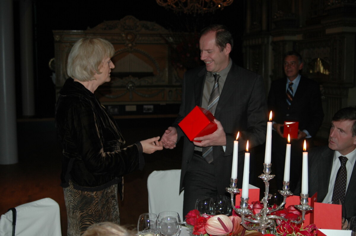 Annie Brouwer overhandigt Prudhomme een geschenk in Museum Speelklok, november 2008. foto: collectie Wielaert