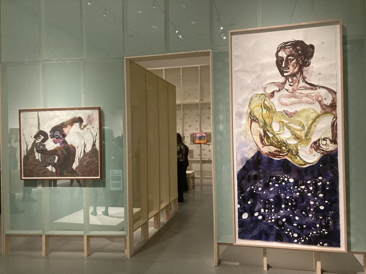 Links 'Second Born' van Wangechi Mutu, rechts 'Maria met kind' van Aline Thomassen. Foto: JW