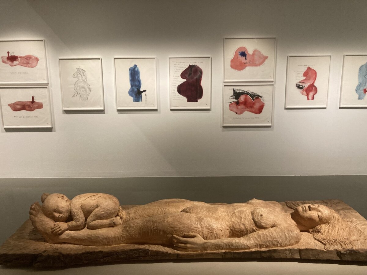 Louise Bourgeois maakte de gouaches op de achtergrond, met silhouetten van zwangere buiken en erecties. Foto: JW
