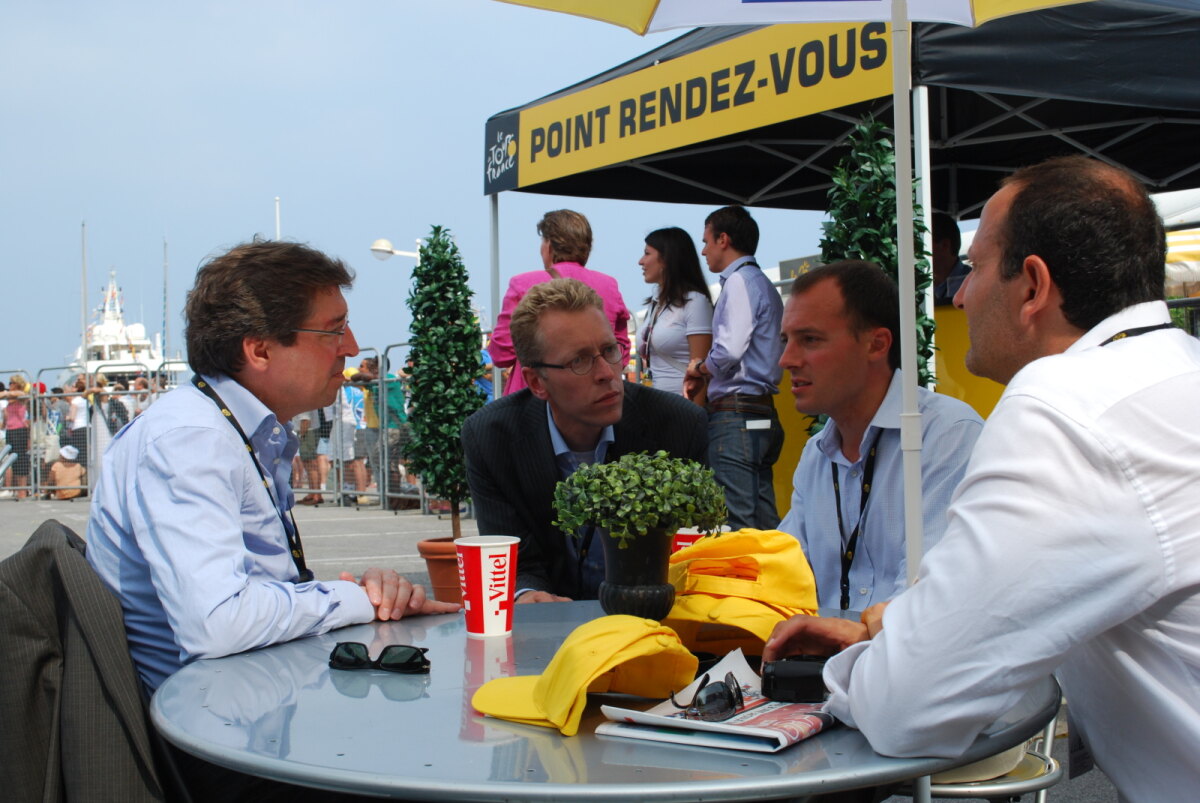 Aleid Wolfsen en Harm Janssen in Monaco, 2009, in bespreking met de bazen van de Giro. Foto: collectie Wielaert