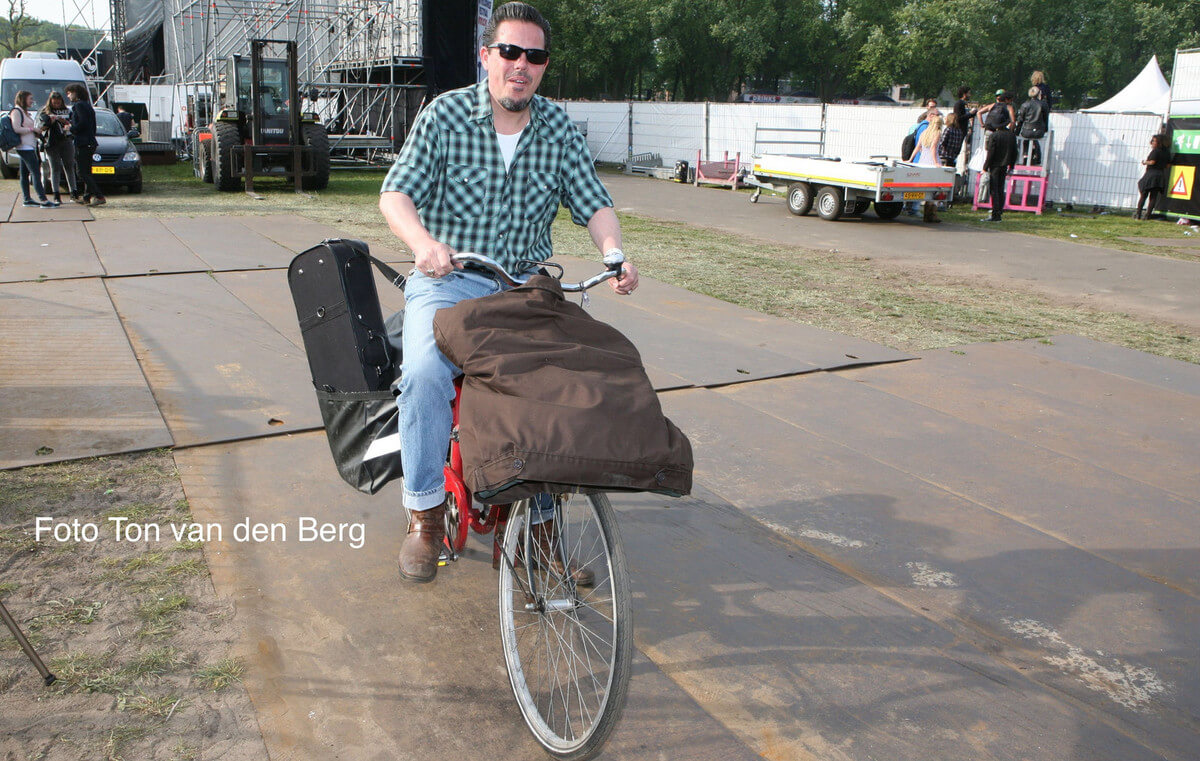 Arnold Lasseur van de Bluegrass Boogiemen arriveert per fiets.