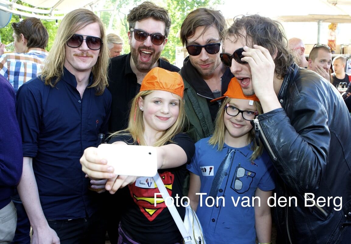 Een selfie maken met de leden van Kensington