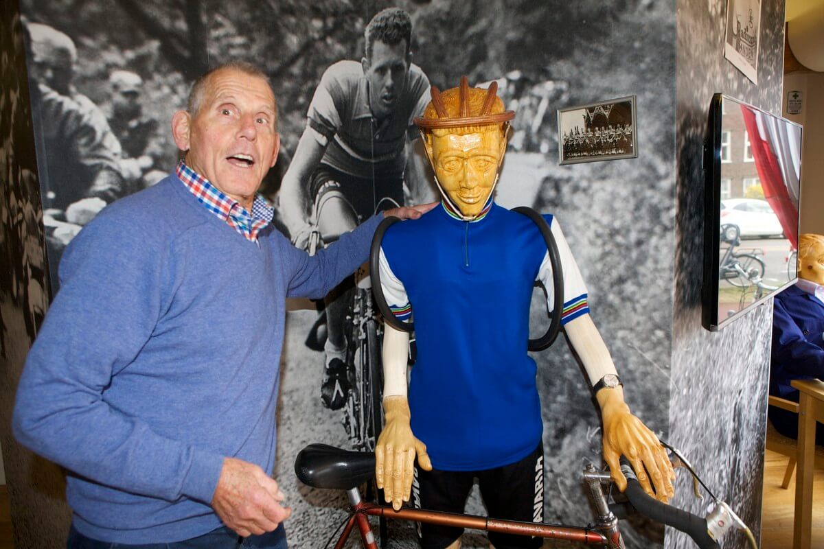 Poseren met de levensgrote pop in het Museum van Zuilen. Foto: Ton van den Berg