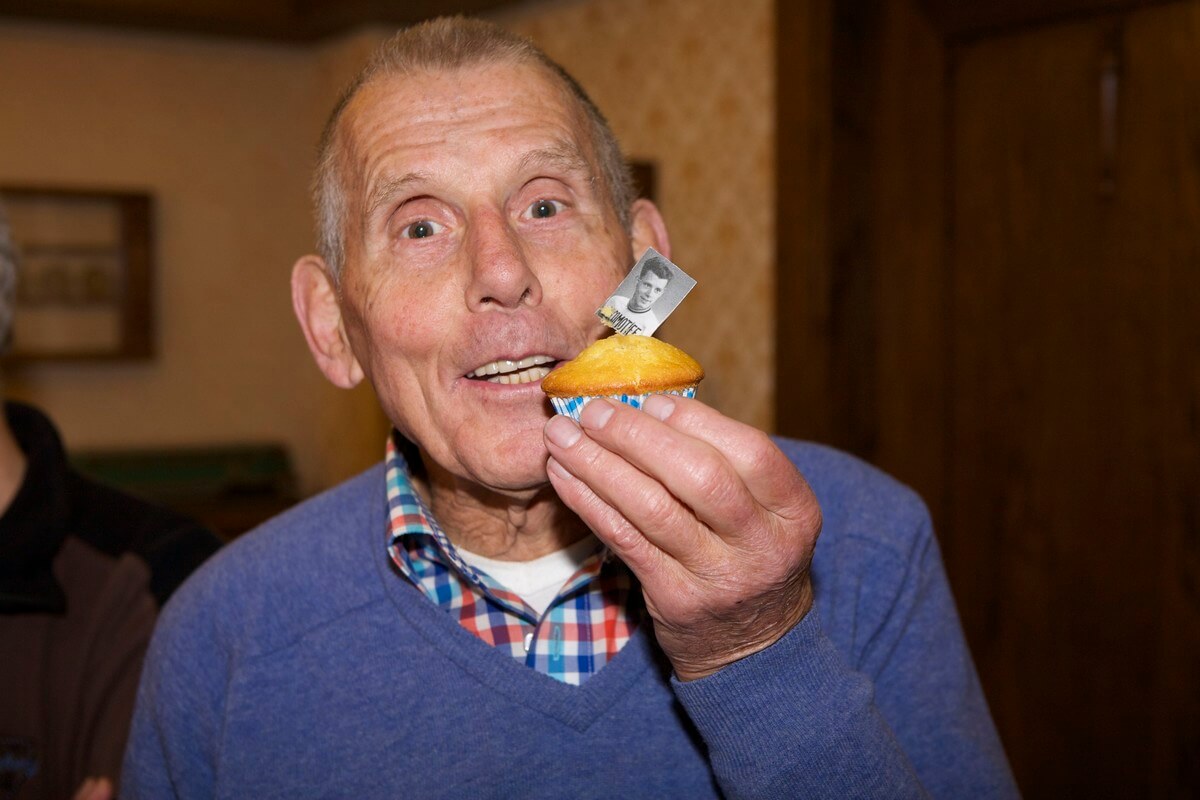 Stolker met een gebakje dat zijn portret draagt. Foto: Ton van den Berg