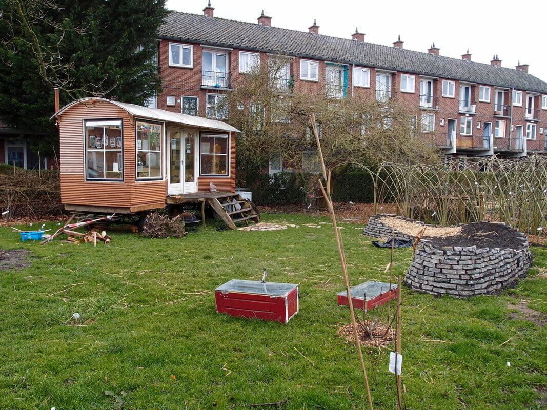 De gezamenlijke tuin is één van de ‘artprojecten’ in de buurt.