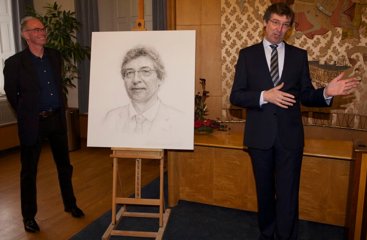 Wennekendonk en Wolfsen bij het portret. Foto: Ton van den Berg