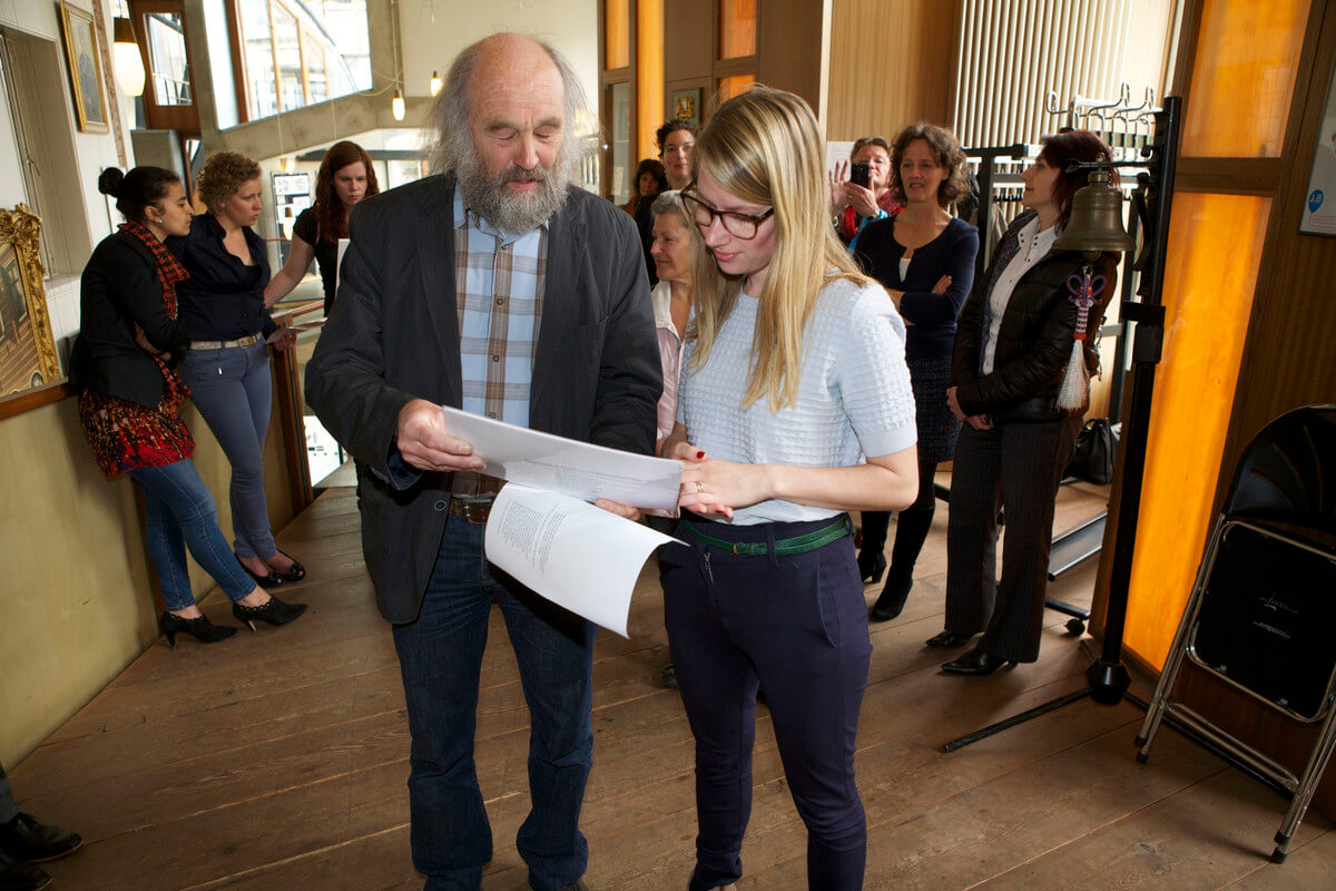 Ben Nijssen van het Wijk C-komitee laat het bouwplan voor het Paardenveld zien aan raadscommissievoorzitter Jony Ferket. Foto: Ton van den Berg