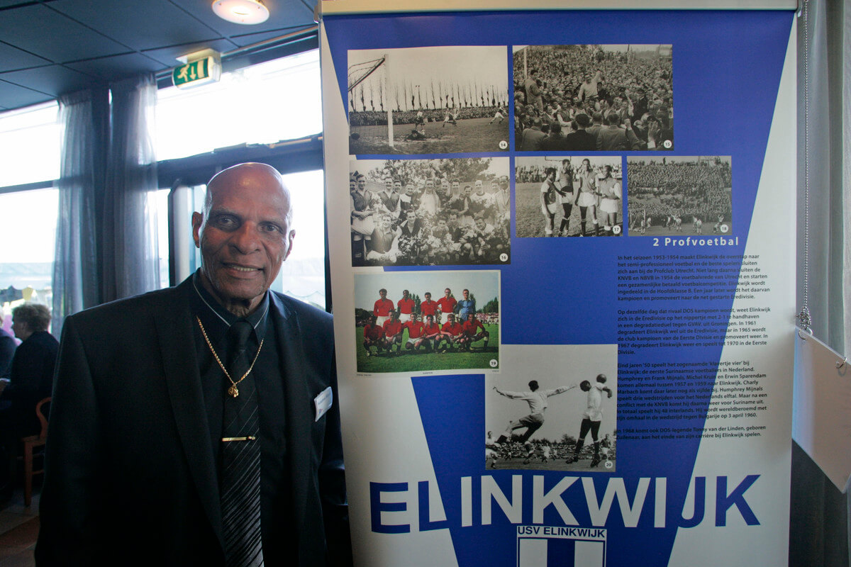 Humprey Mijnals poseert bij een Elinkwijkshirt. Foto: Jeroen Stoops