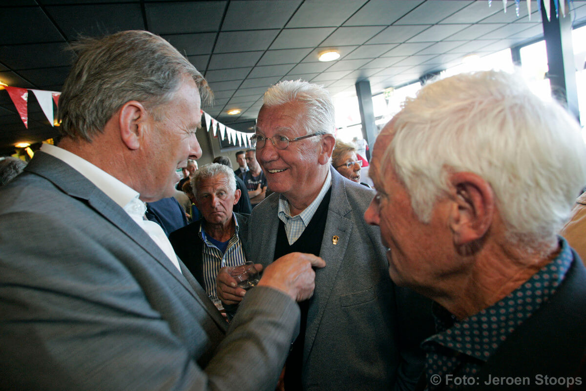 Nol de Ruiter (midden) in gesprek met Nico van Zoghel (links). Foto: Jeroen Stoops