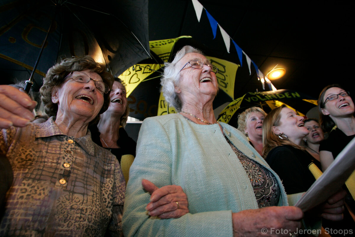 Zangkoor de Kanaries uit het Ondiep zingt clubliederen. Foto: Jeroen Stoops