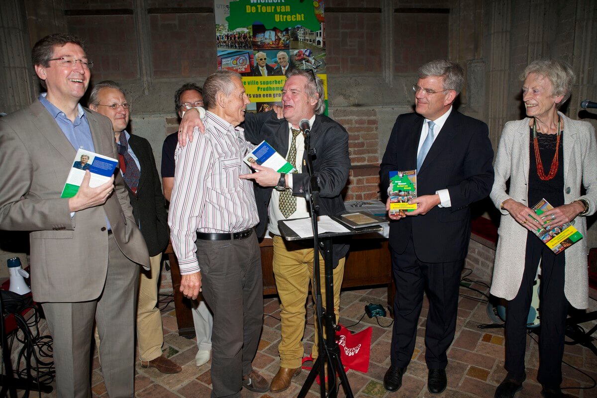 Oud-burgemeester Wolfsen, Jan Fokkens, Frank Ponten, Mies Stolker, Jeroen Wielaert, burgemeester Van Zanen en oud-burgemeester Brouwer ontvingen het nieuwe Tourboek. Foto: Ton van den Berg 