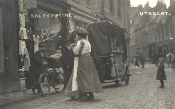 Dansen bij het orgel in de Korte Viestraat. Foto: Het Utrechts Archief