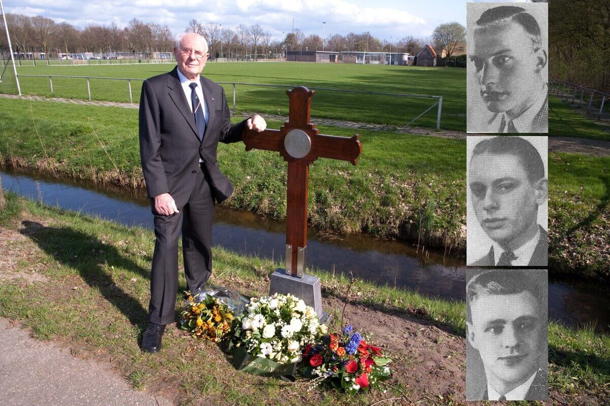 Verzetsstrijder Snijders bij het herdenkingskruis in 2010, op de inzet de omgekomen mannen (vanaf boven:) J. Been, J.G. van Maurik, J.M Altena. Foto: Ton van den Berg