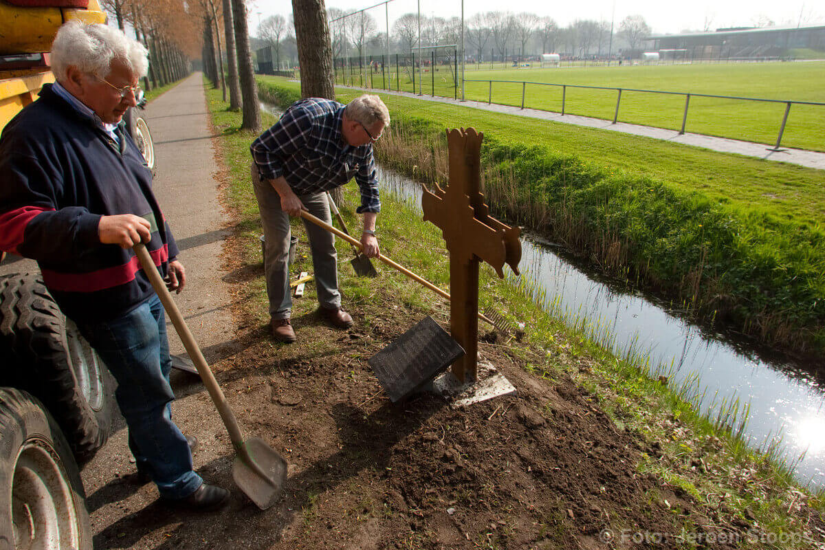 Bram Hogendijk maakte een nieuw kruis dat vanochtend werd geplaatst. Het is ook diep verankerd in de grond. Foto: Jeroen Stoops