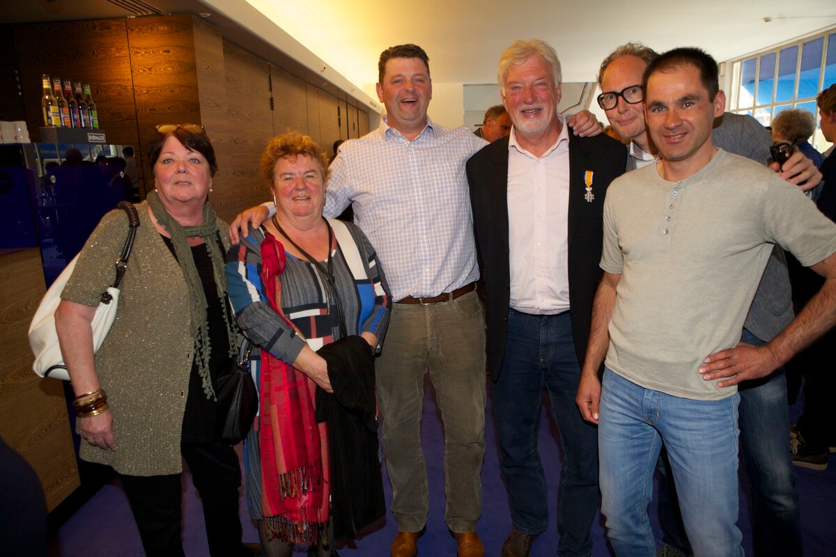 R. Rijnders viert zijn lintje met familie en vrienden. Foto: Ton van den Berg