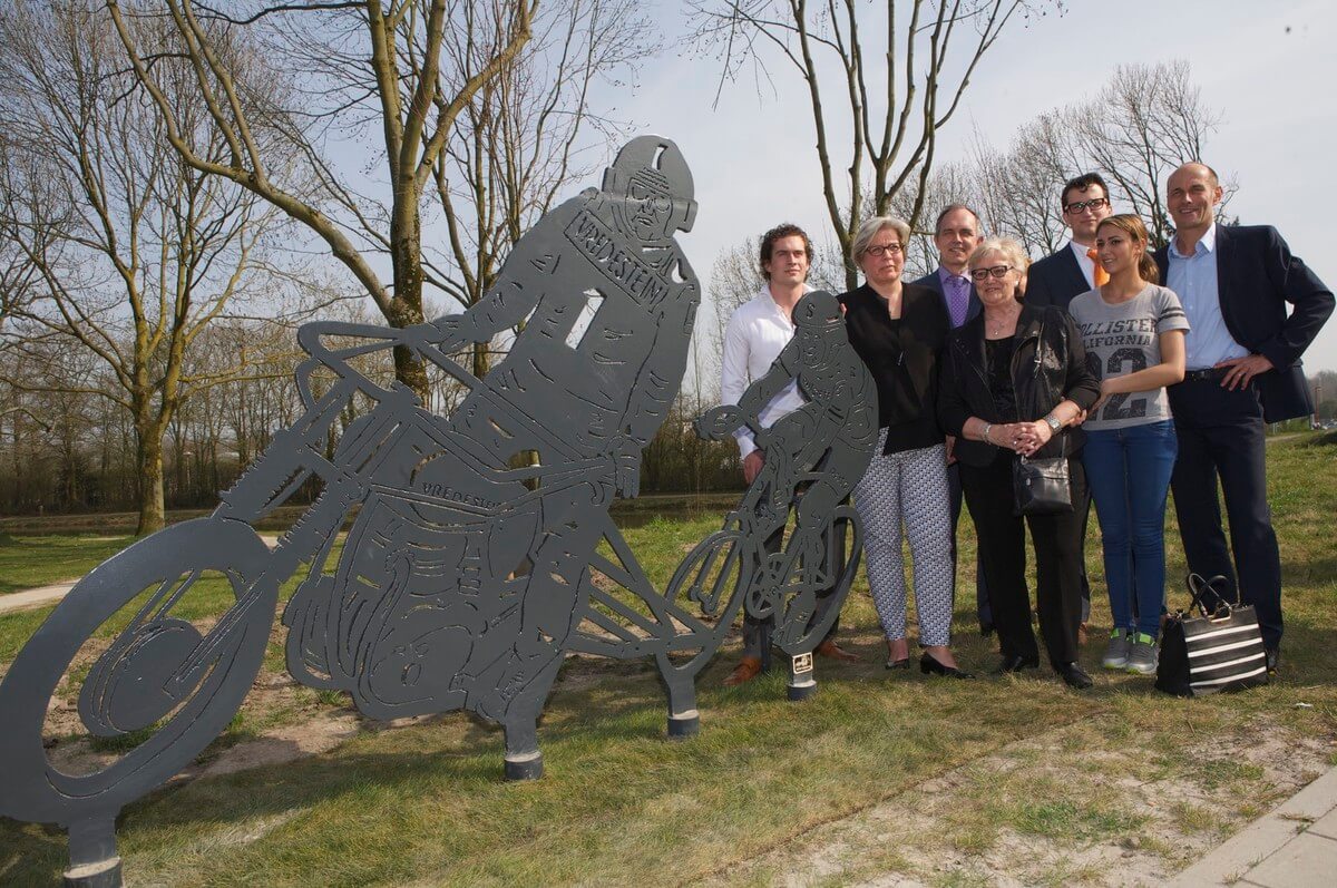 De familie Koch bij de metalen sculptuur. Foto: Ton van den Berg
