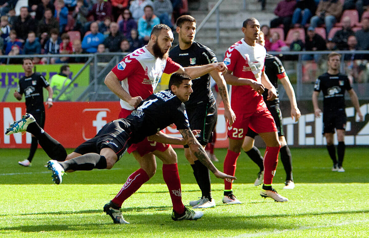 Barazite ziet zijn bal de goal in gaan. Foto: Jeroen Stoops