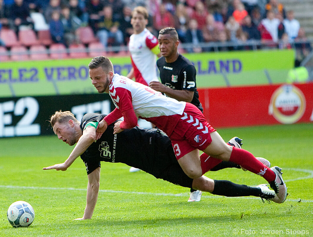 Ramselaar en NEC-speler Van Eijden in een snoekduik. Foto: Jeroen Stoops