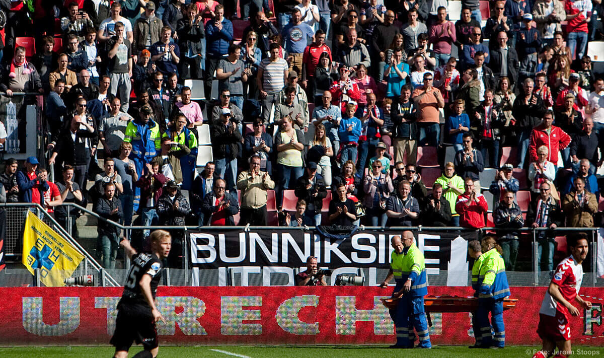 Tijdens de laatste speelminuten wordt Ayoub per brandcard en onder luid applaus van oa de Bunnikside van het veld gedragen. Foto: Jeroen Stoops