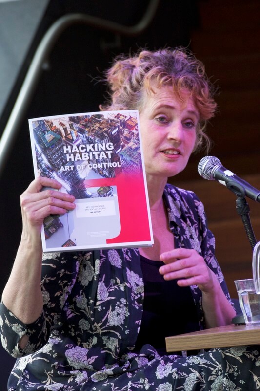 Ine Gevers met de brochure over haar kunstexpositie. Foto: Ton van den Berg