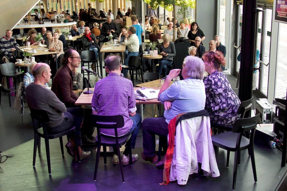 De Rabo Open Stage in TivoliVredenburg als plek voor talkshow BijWie, niet op de foto links zit nog meer publiek. Foto: Ton van den Berg