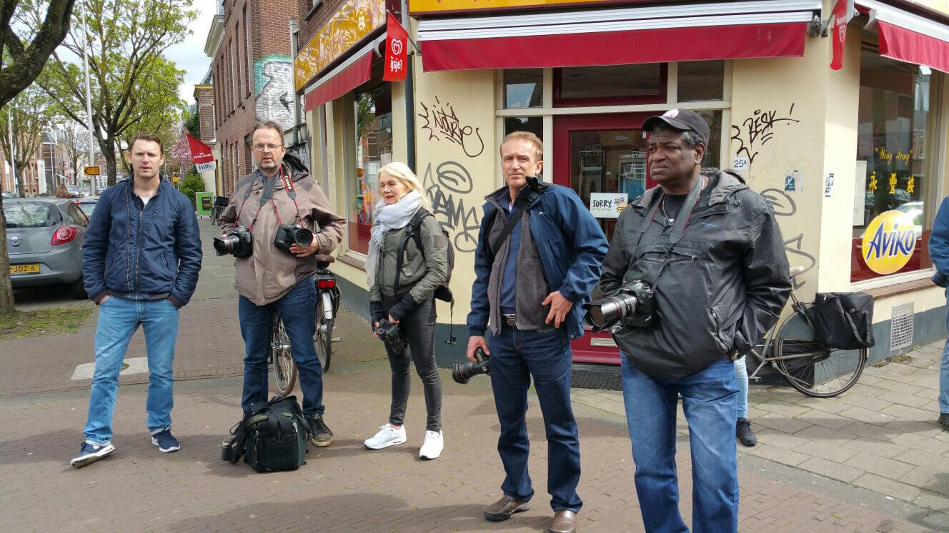 Fotografen van onder andere De Telegraaf, AD en Stadsblad wachten geduldig tot het takelen begint. Foto: C. Chambone