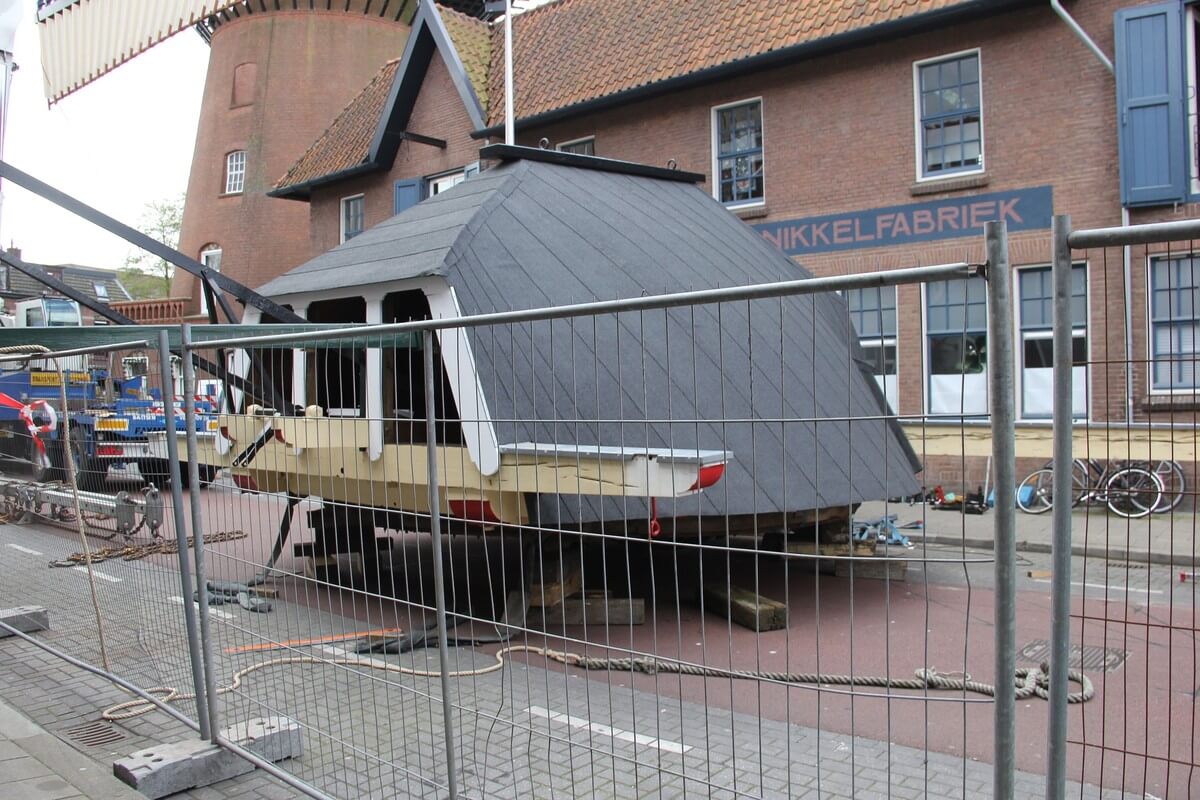 De kap ligt klaar voor vervoer in de Adelaarstraat. Foto: W. Geijssen