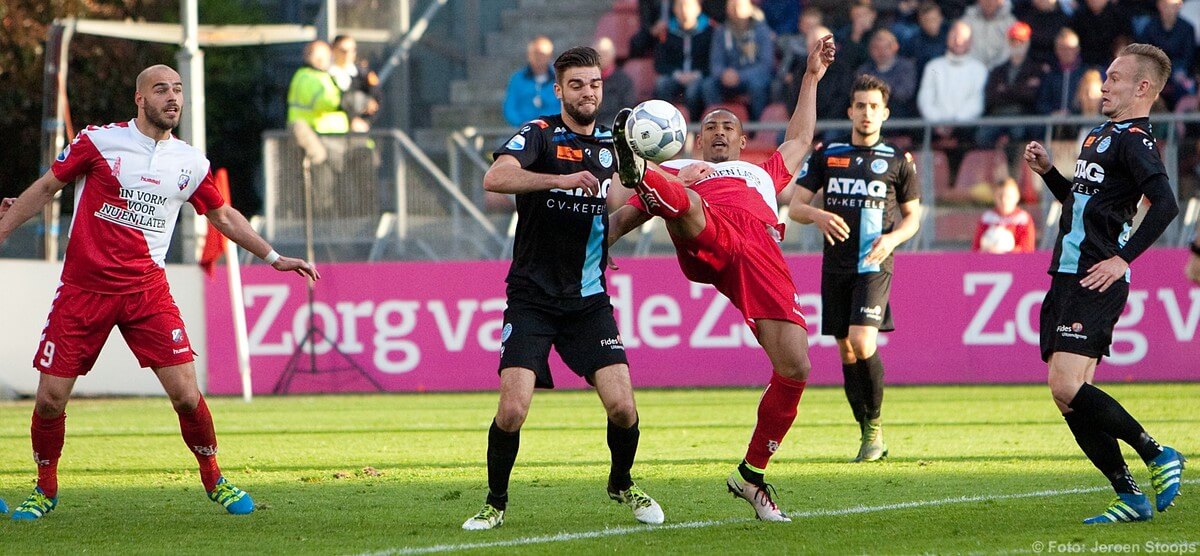 Haller in duel met Graafschapper Propper, links kijkt Boymans toe. Foto: Jeroen Stoops