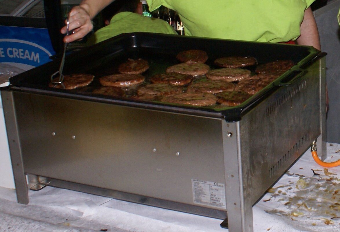 Hamburgers bakken. Foto: Ton van den Berg