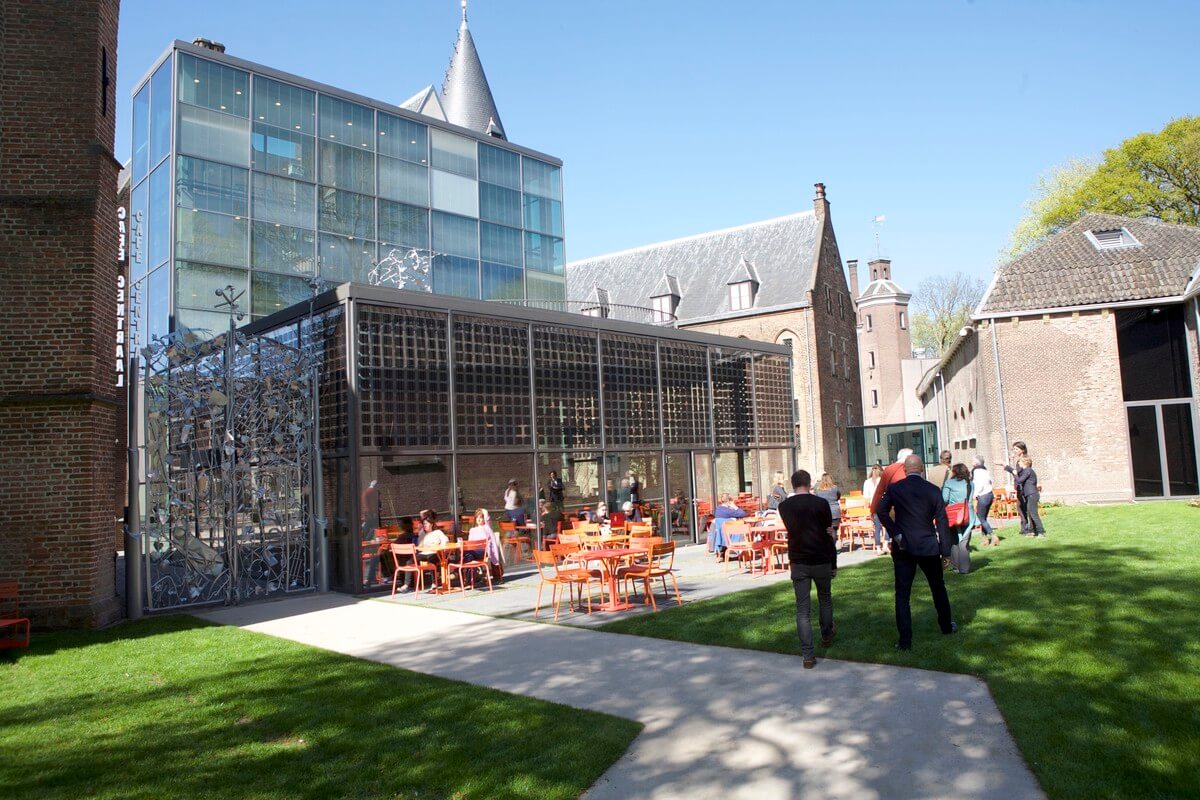 De tuin met cafeterras. Foto: Ton van den Berg