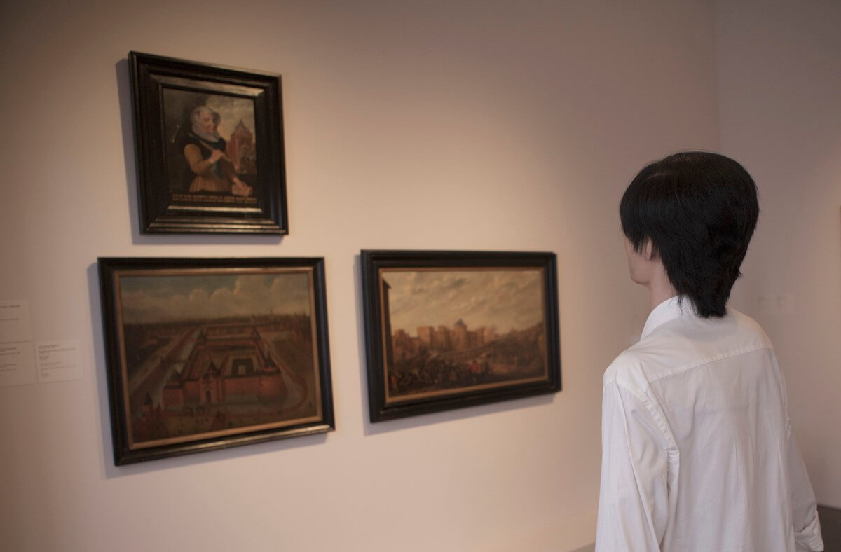 De Tankman kijkt richting portret van Catrijn van Leemput die dwangburcht Vredenburg afbrak. Foto: Ton van den Berg