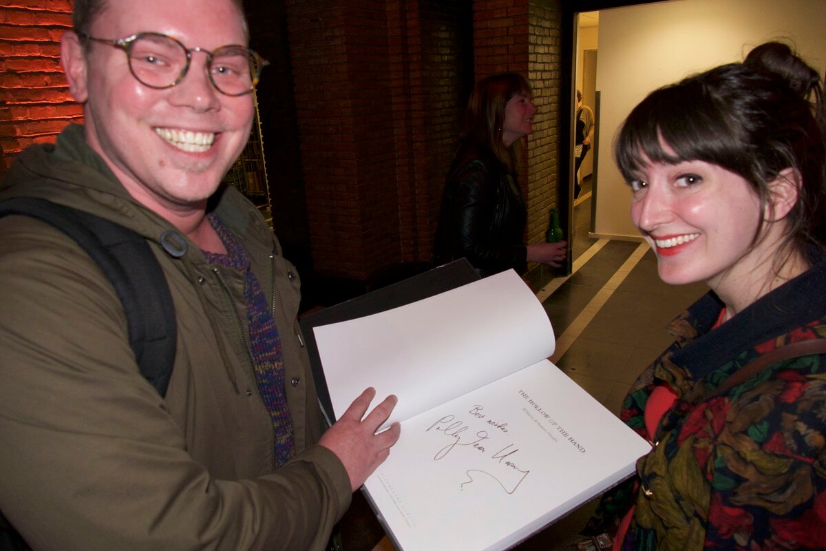 Trotse fans met handtekeing van PJ Harvey. Foto: Ton van den Berg