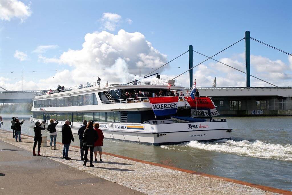 De boot vertrekt op het Amsterdam-Rijnkanaal. Foto: Karin Michies